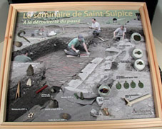 vitrine portative préparée dans le cadre des recherches archéologiques sur le terrain du Séminaire de Saint-Sulpice